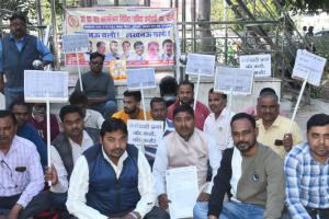 बरेली: सुरक्षा उपकरण और वेतन को लेकर संविदा कर्मचारियों का प्रदर्शन