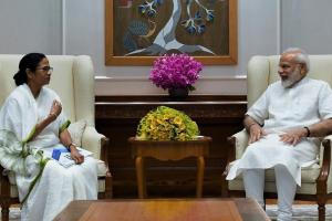 पश्चिम बंगाल के लंबित केंद्रीय निधि को लेकर प्रधानमंत्री से मिलीं ममता बनर्जी 