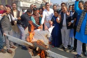 UP News: Kanpur और Chitrakoot में कांग्रेसियों के खिलाफ भाजपाइयों का प्रदर्शन, पुतला फूंक कर जताया विरोध