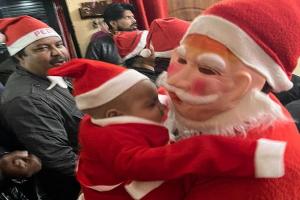 रामपुर: क्रिसमस पर सेंटा क्लाज की ड्रेस की बिक्री में आया उछाल, जिंगल बैल, झालर और सेंटा की टोपी की धूम