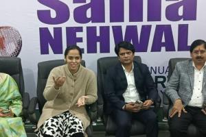 Etawah: अंतरराष्ट्रीय बैडमिंटन खिलाड़ी साइना नेहवाल ने एनुअल स्पोर्ट्स डे पर मेधावी खिलाड़ियों को किया प्रोत्साहित