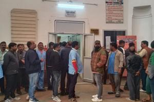 Kanpur News: हैलट अस्पताल में सुरक्षा गार्ड ने टेक्नीशियन को जड़ा थप्पड़… कार्रवाई की मांग को लेकर जताया विरोध 