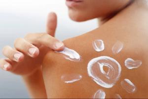 सनस्क्रीन का संक्षिप्त इतिहास, त्वचा को तर रखने से लेकर कैंसर से बचाने तक