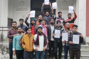 बैकफुट पर लखनऊ विश्वविद्यालय ,छात्रों की भूख हड़ताल समाप्त, जारी होंगे एडमिट कार्ड, होगी परीक्षा