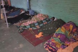 वाराणसी: नगर निगम के अधिकारियों ने रैनबसेरों का ठीक से नहीं किया प्रचार-प्रसार!, खुले में ठंड बिताने को मजबूर हुए गरीब 