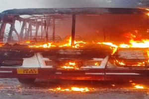 बाराबंकी: चलते चलते बस में अचानक लगी आग, यात्रियों ने कूदकर बचाई जान, टला बड़ा हादसा