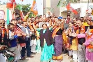प्रयागराज: तीन राज्यों में भाजपा की जीत पर नेताओं व कार्यकर्ताओं ने जमकर मनाया जश्न, छोड़े पटाखे, बांटी मिठाई