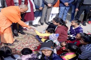 लखनऊ: साल के आखिरी दिन बीजेपी अध्यक्ष व सीएम योगी ने बच्चों को बांटी चॉकलेट, जरूरतमंदों को दिए कंबल