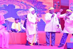 बाराबंकी: 'बहिनी अंगनवा मा बाजेला बजनवा, भीतर सखी सोहर हो', महादेवा महोत्सव में लोक कलाकारों ने बांधा समां