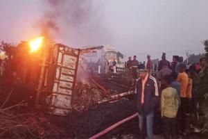प्रयागराज: नवाबगंज में हाइवे पर धू-धूकर जला ट्रक, भीषण आग में जिंदा जले ड्राइवर-खलासी