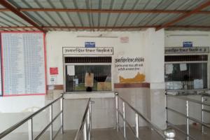 शाहजहांपुर: नहीं खुला टिकट घर, किराया अदा किए बिना ट्रेन पर सवार हुए यात्री