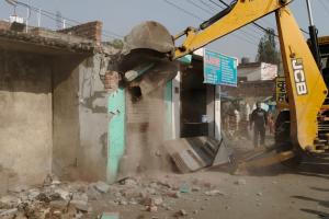 शाहजहांपुर: लोधीपुर में अतिक्रमण पर गरजा बुलडोजर, 30 से ज्यादा भवन तोड़े