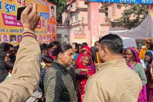 बरेली: सड़क के लिए नगर निगम गेट पर रात भर ग्रामीणों का धरना, अब भूख हड़ताल करने का ऐलान