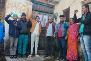 अल्मोड़ा: बंद पड़े अस्पताल को खोलने की मांग को लेकर किया प्रदर्शन 
