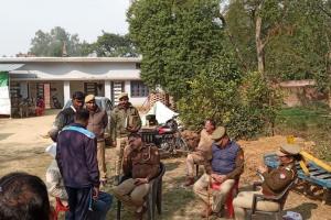 लखीमपुर- खीरी: हत्या से रघुनाथ पुरवा में तनाव, आरोपियों की गिरफ्तारी के लिए पुलिस कर रही छापामारी 