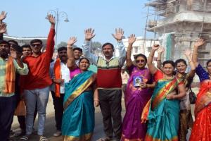 अयोध्या: रामनगरी में आतुरता और आस्था का संगम, कई प्रांतों के पहुंच रहे लोग