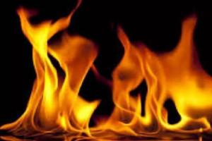 नैनीताल: आउट हाउस में आग लगी, छत और सामान जला 