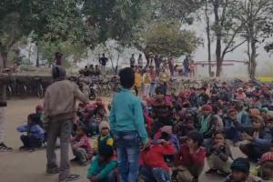लखीमपुर-खीरी: मांगों को लेकर ग्रामीण समेत परिषदीय विद्यालय के सैकड़ों बच्चे धरने पर बैठे 