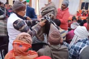 बिजनौर: धर्मवीर प्रजापति ने जिला जेल में असहाय कैदियों को कंबल और गर्म कपड़े किए वितरित 