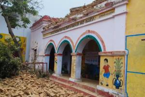 Kannauj News: प्राथमिक विद्यालय की जर्जर बिल्डिंग की बाउंड्री वाल भरभराकर गिरी, टला बड़ा हादसा