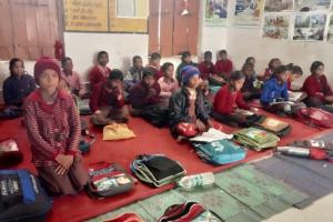 बरेली: सरकारी स्कूलों को स्मार्ट बनाने का दावा...भीषण ठंड में भी फर्श पर बैठ रहे बच्चे