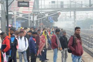 बरेली: कोहरे ने रोकी ट्रेनों की रफ्तार, इंतजार में जंक्शन पर ठिठुरे यात्री