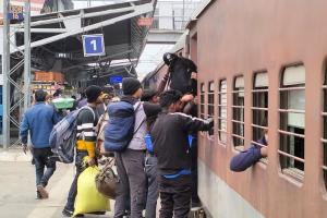 बरेली: ट्रेनों की लेटलतीफी और भीड़ बढ़ा रही यात्रियों की तकलीफ