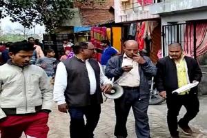 लखनऊ : घर छोड़ने को तैयार नहीं भीखमपुर के लोग, प्रशासन ने बिजली पानी के कनेक्शन काटे