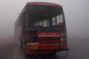 रायबरेली: ट्रक और बस की हुई भिड़ंत, हादसे में महिला घायल
