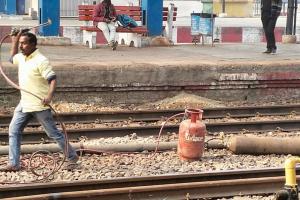 बरेली: घरेलू गैस सिलेंडर से करवा रहे रेलवे लाइन की वेल्डिंग, जंक्शन पर नियमों की धज्जियां उड़ा रहा रेलपथ विभाग