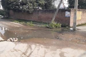 बरेली: सफाई के दावे चोक, उफन रहीं नालियां और सड़कों पर बह रहा पानी