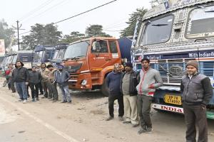 कानपुर: नए नियमों के विरोध में चक्का जाम जारी, पेट्रोल पंपों पर मारामारी