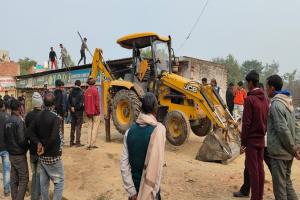 सीतापुर: करोड़ों की नजूल भूमि खाली कराने गई राजस्व टीम से दबंगों ने की अभद्रता