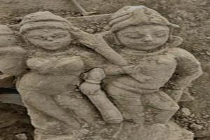 प्रयागराज: खुदाई के दौरान पुराने जमाने के पत्थर और मूर्तियां मिलने से मचा हड़कंप, देखने के लिए जुटी भीड़