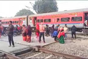 Rail News: यूपी के भरवारी स्टेशन पर रास्ता भटक दूसरे रूट पर आ गई फरक्का एक्सप्रेस, मचा हड़कंप