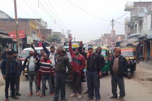 अयोध्या: नए दुर्घटना कानून पर भड़के निजी ऑपरेटर, चक्का जाम कर जता रहे विरोध