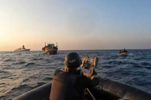 अरब सागर में लाइबेरिया के ध्वज वाले अपहृत जहाज की निगरानी कर रही भारतीय नौसेना