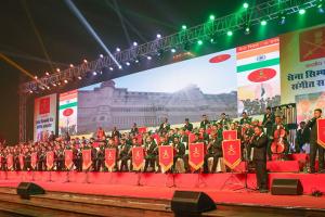 रक्षा मंत्री के आगे आर्मी सिम्फनी बैंड संगीत कार्यक्रम में देश भक्ति गीतों पर झूमे लखनऊवासी, भारत माता की जय के लगे नारे 