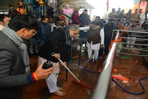 लखनऊ : BJP अध्यक्ष भूपेंद्र चौधरी ने चन्द्रिका देवी मंदिर में चलाया सफाई अभियान, अखिलेश यादव पर दिया बड़ा बयान 