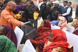 गोरखनाथ मंदिर में बच्चों को CM योगी ने खिलाई खिचड़ी, जरूरतमंद लोगों को दिए कंबल