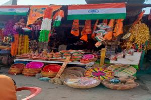 प्राण-प्रतिष्ठा के बाद अब देशभक्ति की बयार, बाराबंकी में भगवा रंग के बीच तिरंगे झंडे से सजी दुकानें