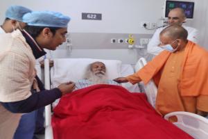 लखनऊ : संत सुरेश चरण दास को देखने अस्पताल पहुंचे CM योगी   