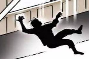 हल्द्वानी: छत के साथ गिरे मजदूर की मौत, गया था क्रिकेट बॉल उठाने