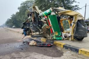 अयोध्या : रोडवेज ने आटो में मारी टक्कर, चालक की मौत - तीन घायल 