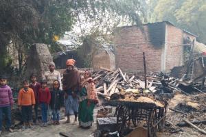 अयोध्या: आग से राख हुई सगे भाइयों की गृहस्थी, नगदी भी जली 