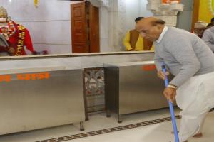 रक्षा मंत्री राजनाथ सिंह ने हनुमान सेतु मंदिर में की साफ-सफाई, लिया आशीर्वाद 