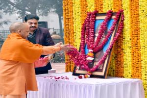 CM योगी ने सुभाष चंद्र बोस की प्रतिमा पर किया माल्यार्पण, कहा -  भारत के शौर्य और पराक्रम के प्रतीक हैं नेताजी 
