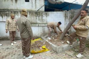 बरेली: PM मोदी के आह्वान पर विशेष स्वच्छता अभियान शुरू, SSP ऑफिस में पुलिसकर्मियों ने की सफाई