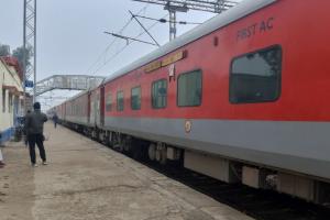 Auraiya News: कोहरे के कारण देरी से स्टेशन पहुंच रही ट्रेनें, यात्री हो रहे परेशान, बसों और डग्गामार वाहनों का ले रहे सहारा