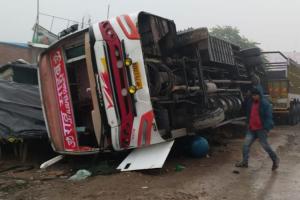 Kanpur Dehat Accident: अनियंत्रित होकर डबल डेकर बस पलटी… कोहरे के चलते हुआ हादसा